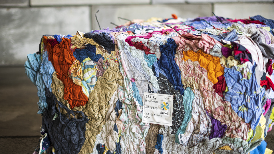 Sorterad textil redo att levereras till återvinnare