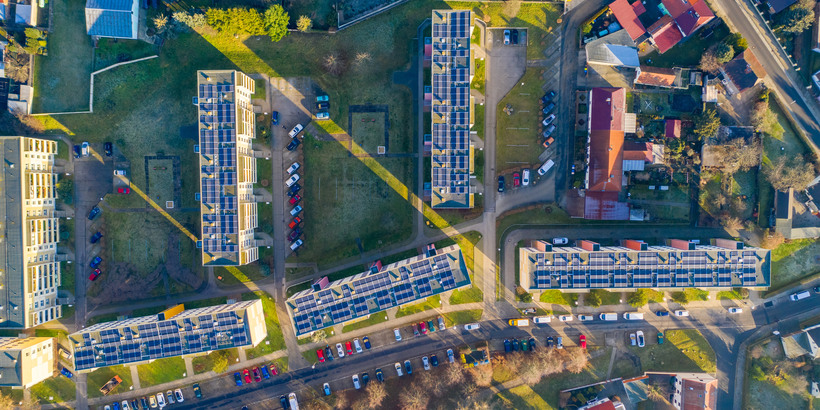 Satellitfoto över hus med solpaneler.