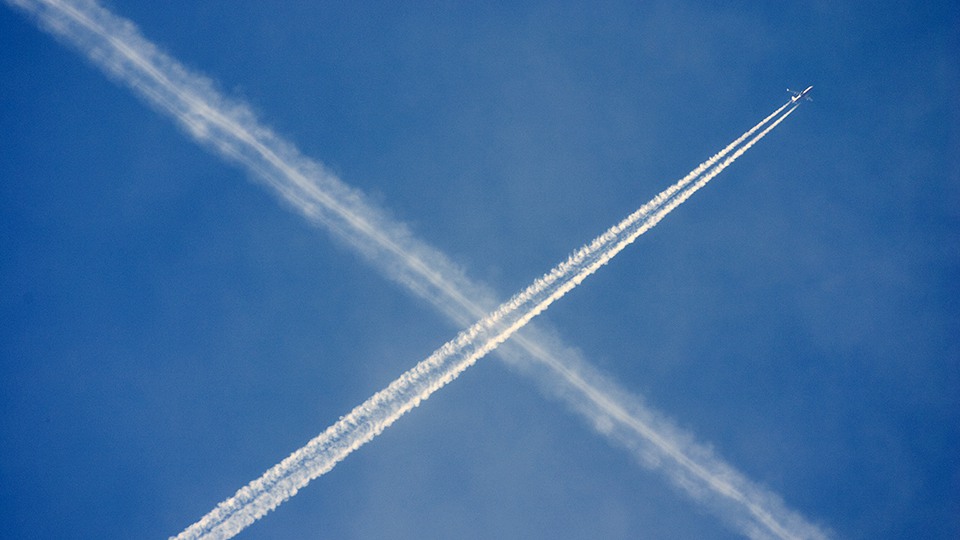 Flygplan och himmel