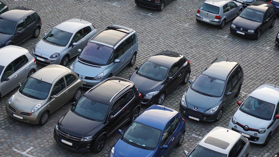 Bilar som står på en parkering