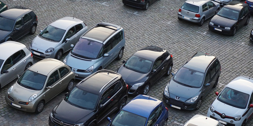 Bilar som står på en parkering