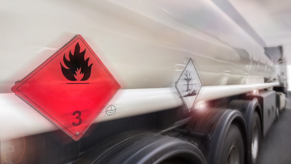 En tankbil märkt med skylt för farliga kemikalier